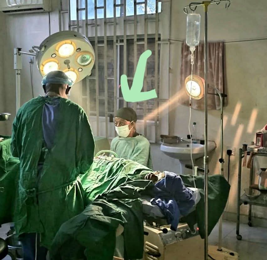 dimarokoji_'s tweet photo. 90 years old Dr. Moffat sat while performing surgery on a boy who had been involved in an accident and ruptured his urethra. 
The surgical procedure is called "rail-roading.
He did the 4 hour surgery, In spite of his arthritic pains.

A legend is a legend ! https://t.co/D2zftbMnEh
