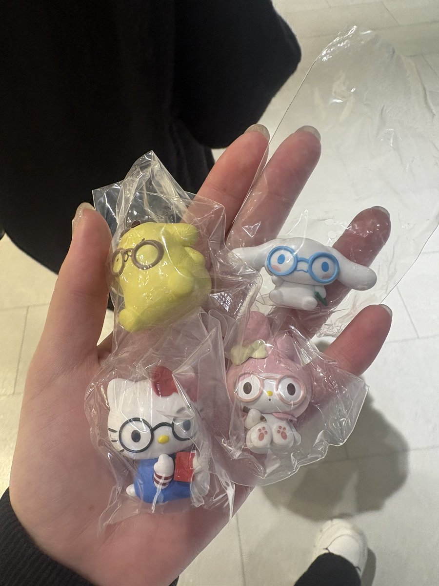 sena_012525's tweet photo. ガチャガチャでゲット〜！
みんなラウンドのメガネしてて可愛い
タキシードサムだけでなかったです🥲 https://t.co/WRSGsGSUvj