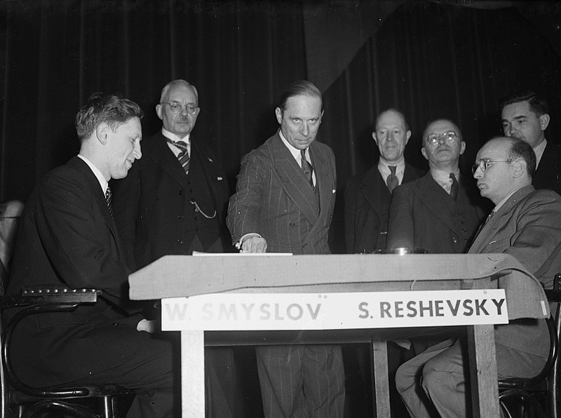 JustChessSports's tweet image. World Chess Championship 1948

Vasily Smyslov and Samuel Reshevsky (26 November 1911 - 4 April 1992)

Alexander Kotov seems to be next to Reshevsky.

Photo: J.D. Noske / ANEFO

#chess #ajedrez #schach #echecs #xadrez #scacchi