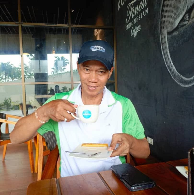 Menikmati segelas kopi memang mengasyikkan.Maka benarlah, kopi menjadi teman setia yang memahami erti diam.Tentang kopi.Dalam setiap hirupan, ada kisah perjalanan bijinya. Dari ladang jauh, ke jari pengisar, ke tangan barista, hingga ke cawan yang kita genggam.