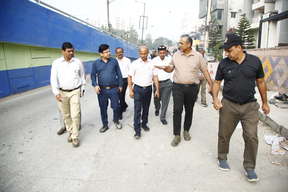 GBAChiefComm's tweet image. ಇಂದು ಬೆಳಿಗ್ಗೆ ಬೆಂಗಳೂರು ಪೂರ್ವ ನಗರ ಪಾಲಿಕೆ ವ್ಯಾಪ್ತಿಯಲ್ಲಿ ವಿವಿಧ ಸ್ಥಳಗಳಿಗೆ ಭೇಟಿ ನೀಡಿ ಪರಿಶೀಲನೆ ನಡೆಸಿ ಸಂಬಂಧಪಟ್ಟ ಅಧಿಕಾರಿಗಳಿಗೆ ಕೆಳಕಂಡ ನಿರ್ದೇಶನಗಳನ್ನು ನೀಡಲಾಯಿತು.

🔹 ಇಬ್ಲೂರು ಜಂಕ್ಷನ್‌ ಮಾದರಿಯಲ್ಲಿ ಇತರೆ ಮೇಲ್ಸೇತುವೆ ಕೆಳಭಾಗಗಳನ್ನು ಅಭಿವೃದ್ಧಿಪಡಿಸಲು ಸೂಚನೆ.
🔹 ಕಾರ್ಮಲರಾಂ ಮೇಲ್ಸೇತುವೆ ಕೆಳಭಾಗದಲ್ಲಿ ಎಲ್&amp;amp;ಟಿ…