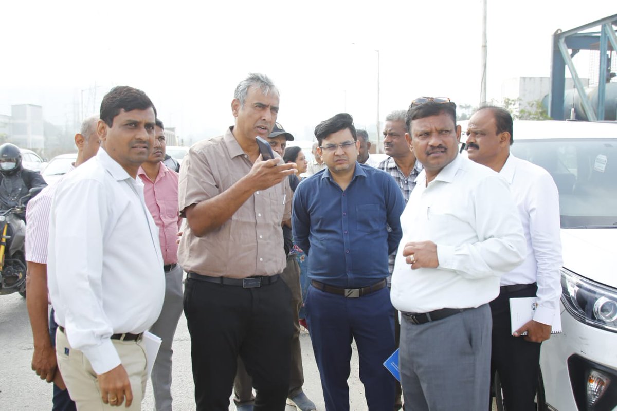 GBAChiefComm's tweet image. ಇಂದು ಬೆಳಿಗ್ಗೆ ಬೆಂಗಳೂರು ಪೂರ್ವ ನಗರ ಪಾಲಿಕೆ ವ್ಯಾಪ್ತಿಯಲ್ಲಿ ವಿವಿಧ ಸ್ಥಳಗಳಿಗೆ ಭೇಟಿ ನೀಡಿ ಪರಿಶೀಲನೆ ನಡೆಸಿ ಸಂಬಂಧಪಟ್ಟ ಅಧಿಕಾರಿಗಳಿಗೆ ಕೆಳಕಂಡ ನಿರ್ದೇಶನಗಳನ್ನು ನೀಡಲಾಯಿತು.

🔹 ಇಬ್ಲೂರು ಜಂಕ್ಷನ್‌ ಮಾದರಿಯಲ್ಲಿ ಇತರೆ ಮೇಲ್ಸೇತುವೆ ಕೆಳಭಾಗಗಳನ್ನು ಅಭಿವೃದ್ಧಿಪಡಿಸಲು ಸೂಚನೆ.
🔹 ಕಾರ್ಮಲರಾಂ ಮೇಲ್ಸೇತುವೆ ಕೆಳಭಾಗದಲ್ಲಿ ಎಲ್&amp;amp;ಟಿ…