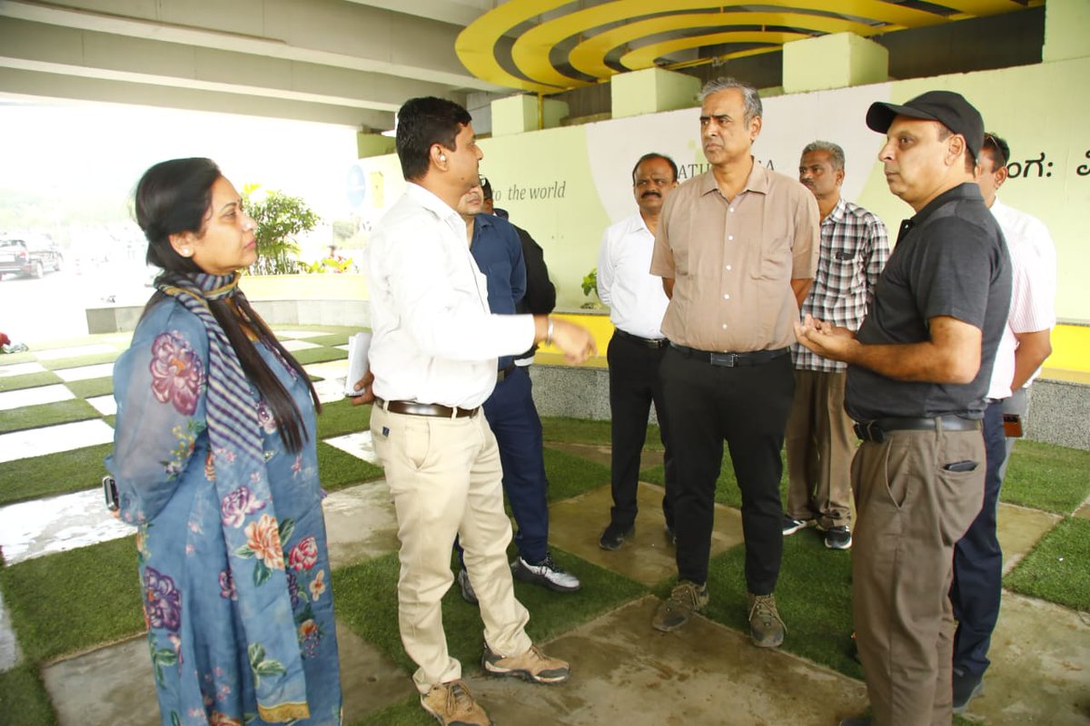 GBAChiefComm's tweet image. ಇಂದು ಬೆಳಿಗ್ಗೆ ಬೆಂಗಳೂರು ಪೂರ್ವ ನಗರ ಪಾಲಿಕೆ ವ್ಯಾಪ್ತಿಯಲ್ಲಿ ವಿವಿಧ ಸ್ಥಳಗಳಿಗೆ ಭೇಟಿ ನೀಡಿ ಪರಿಶೀಲನೆ ನಡೆಸಿ ಸಂಬಂಧಪಟ್ಟ ಅಧಿಕಾರಿಗಳಿಗೆ ಕೆಳಕಂಡ ನಿರ್ದೇಶನಗಳನ್ನು ನೀಡಲಾಯಿತು.

🔹 ಇಬ್ಲೂರು ಜಂಕ್ಷನ್‌ ಮಾದರಿಯಲ್ಲಿ ಇತರೆ ಮೇಲ್ಸೇತುವೆ ಕೆಳಭಾಗಗಳನ್ನು ಅಭಿವೃದ್ಧಿಪಡಿಸಲು ಸೂಚನೆ.
🔹 ಕಾರ್ಮಲರಾಂ ಮೇಲ್ಸೇತುವೆ ಕೆಳಭಾಗದಲ್ಲಿ ಎಲ್&amp;amp;ಟಿ…