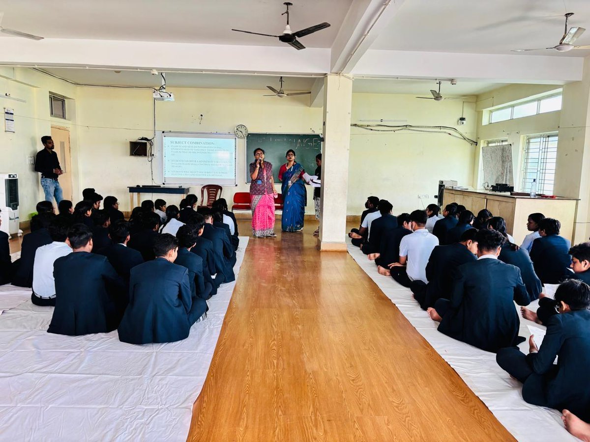 bbitschool's tweet image. A student session for Class 10 learners of BBIT Public School was conducted to guide them in selecting subjects for Class 11 and understanding future academic prospects. 
#BBITPublicSchool #CareerGuidance #Class10 #SubjectSelection #BoardExams #FutureReady #StudentSuccess