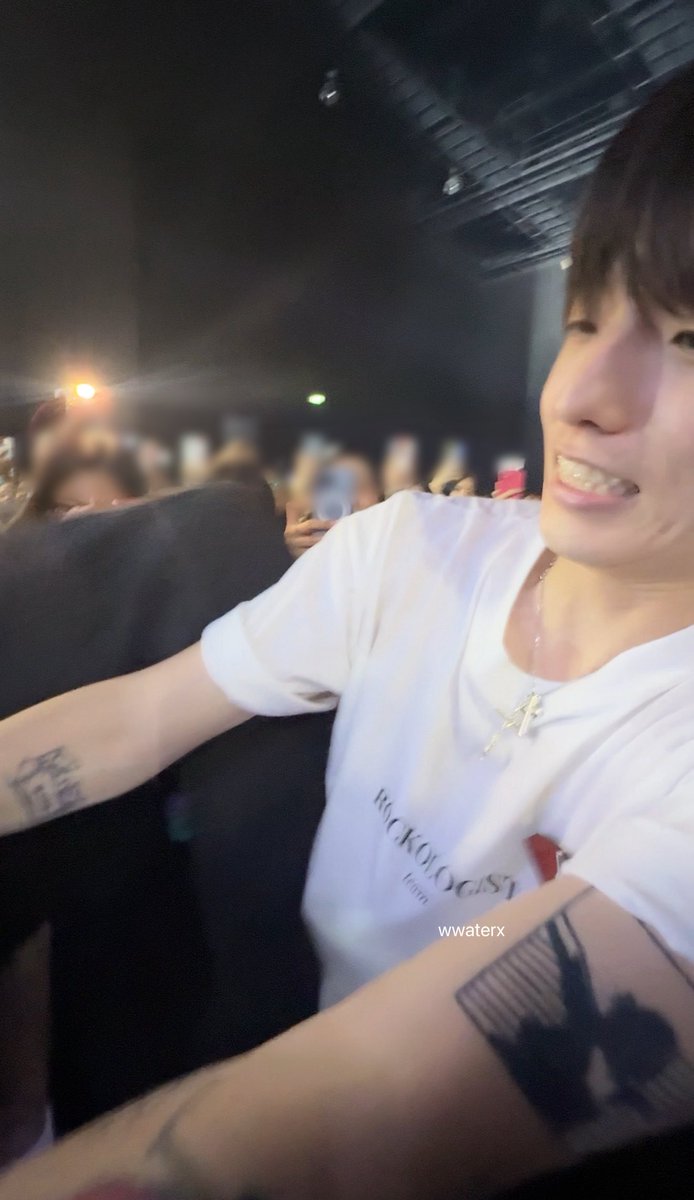 wwaterx's tweet photo. คือรู้ว่าพี่เจสูง แต่ไม่คิดว่าฮีจะเอาขาตัวเองพาดรั้วละข้ามไปอะ555555 ทุกคนอึ้งง55555 ช้อคอึ้งเพราะปีก่อน ออกข้างๆ ละปีนี้ฮีตรงดิ่งมาตรงกลางเลย คือตอนนั้นอยากแบบพี่เหยียบหลังหนูเลย ขาพี่เจ็บอะ 🥹 https://t.co/WsWCUhyUVk