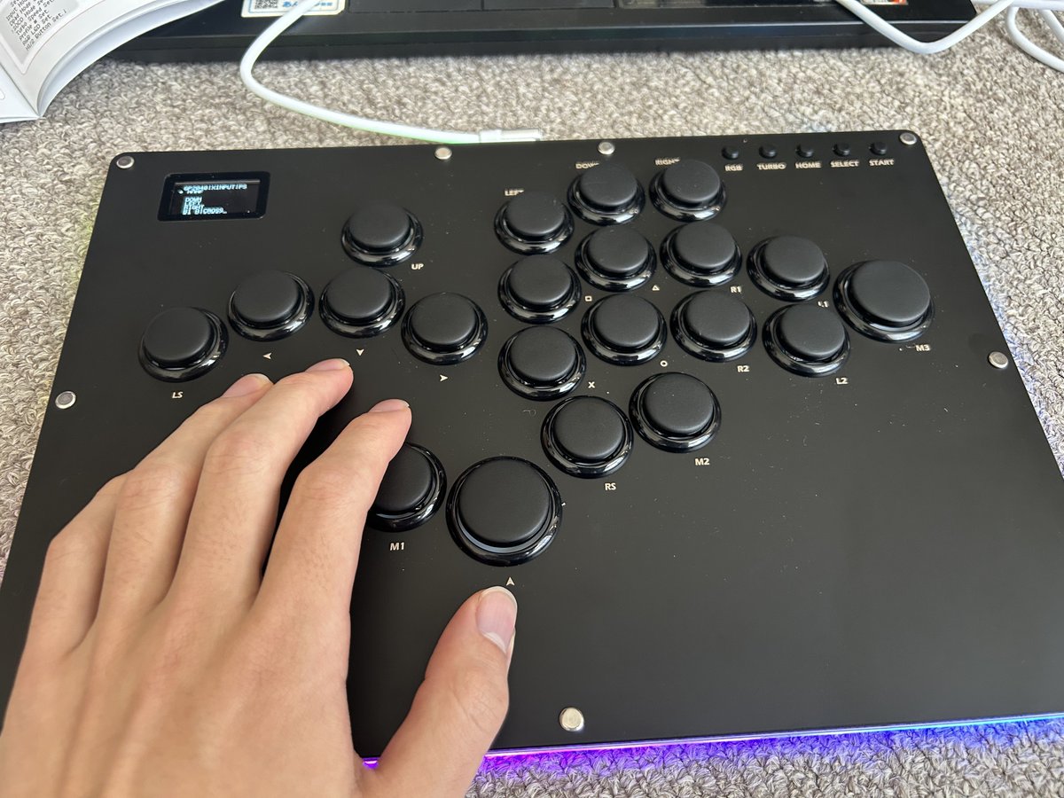 Rosfield0912024's tweet image. ブラックフライデーで買ったGuilekeysのGK-21！
一目見て分かる圧倒的なボタン数！
天板もデカくて手が痛くなりにくいかも！