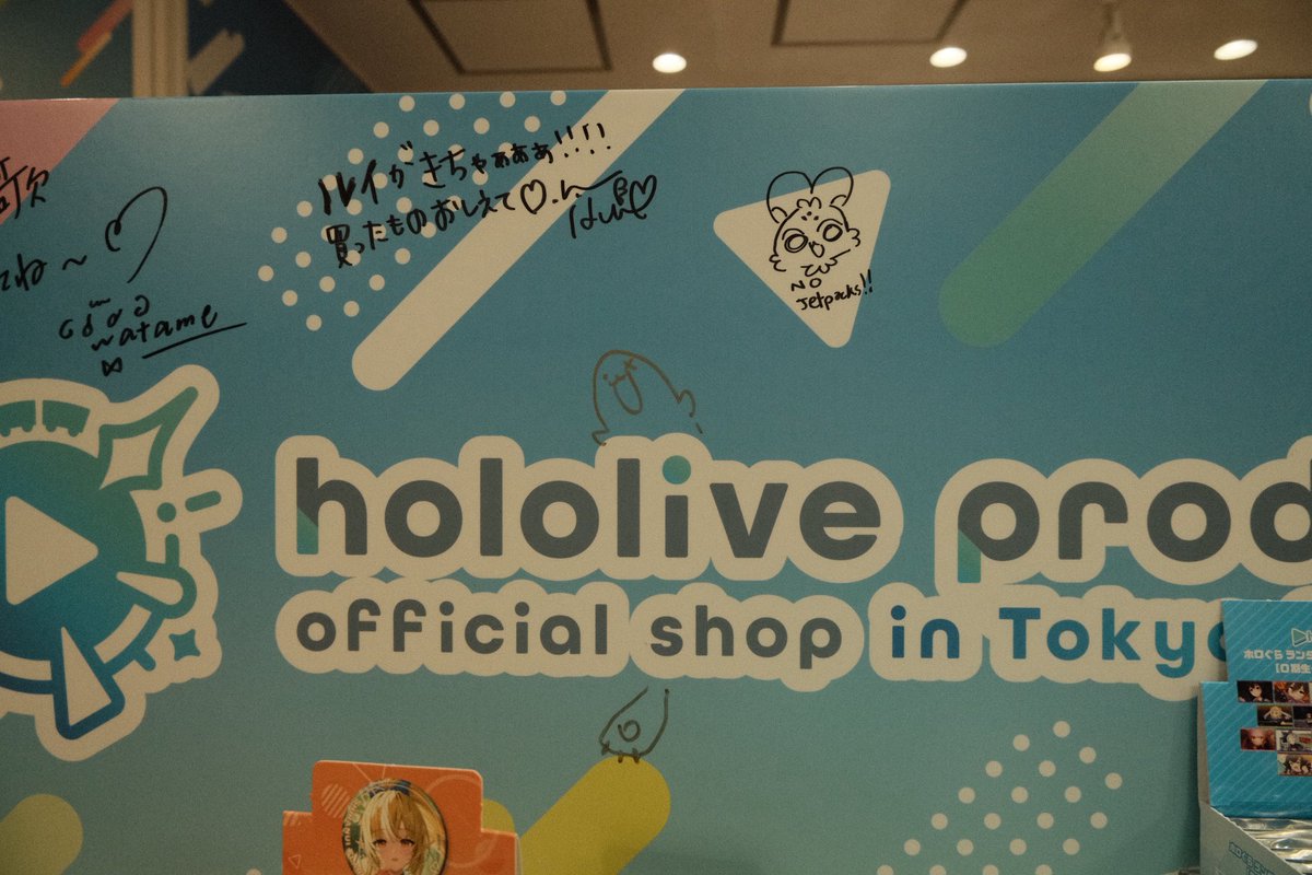 fruniper's tweet image. Gigi and Raora autographs at the hololive store 🥺