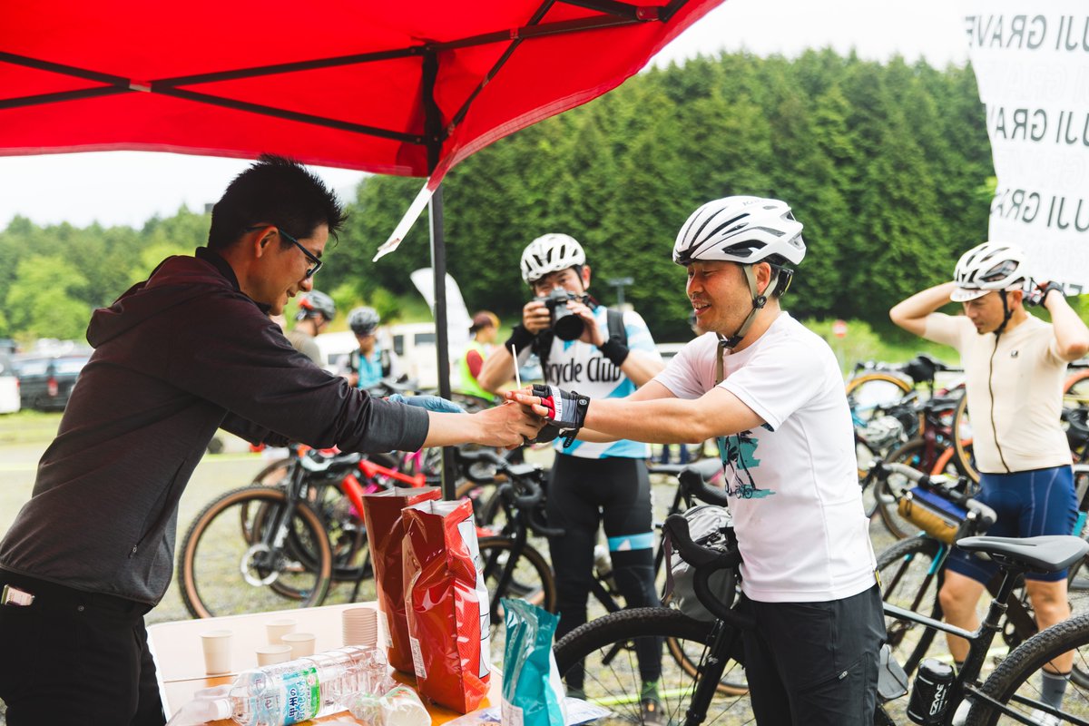 【スポンサー紹介】

12/7の富士グラベルエクストラにもACTIVIKEが登場！

「10年先もサイクリスト」をテーマに展開するサイクリスト御用達のサプリメント！

当日も上りのキツくなる区間にて補給食を準備していただいております！

ゴール後には「プロテイン」超回復！
乞うご期待！