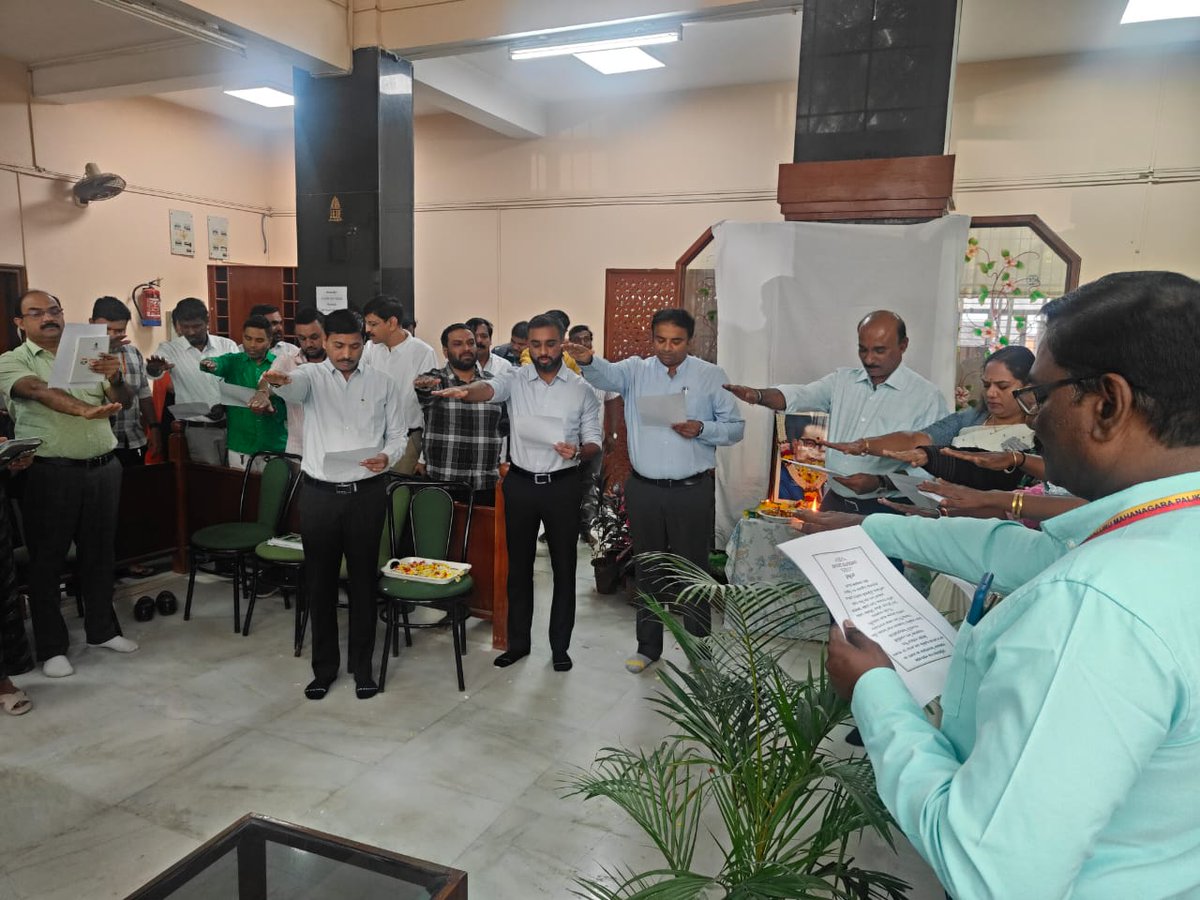 GBA_office's tweet image. ಬೆಂಗಳೂರು ಪಶ್ಚಿಮ ನಗರ ಪಾಲಿಕೆಯ ಕಛೇರಿಯಲ್ಲಿ ಸಂವಿಧಾನ ದಿನಾಚರಣೆಯ ಅಂಗವಾಗಿ ಸಂವಿಧಾನ ಶಿಲ್ಪಿ ಡಾ. ಬಿ.ಆರ್.ಅಂಬೇಡ್ಕರ್ ಅವರ ಭಾವಚಿತ್ರಕ್ಕೆ  ಆಯುಕ್ತರಾದ ಡಾ.ರಾಜೇಂದ್ರ ಕೆ.ವಿ ರವರು ಪುಷ್ಪನಮನ ಸಲ್ಲಿಸಿ ಸಂವಿಧಾನ ಪೀಠಿಕೆಯನ್ನು ಬೋಧಿಸಿದರು.

ಈ ವೇಳೆ ಅಪರ ಆಯುಕ್ತರು(ಅಭಿವೃದ್ಧಿ) ದಿಗ್ವಿಜಯ್ ಬೊಡ್ಕೆ,