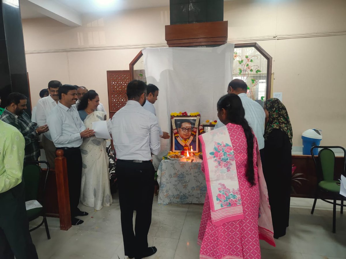 GBA_office's tweet image. ಬೆಂಗಳೂರು ಪಶ್ಚಿಮ ನಗರ ಪಾಲಿಕೆಯ ಕಛೇರಿಯಲ್ಲಿ ಸಂವಿಧಾನ ದಿನಾಚರಣೆಯ ಅಂಗವಾಗಿ ಸಂವಿಧಾನ ಶಿಲ್ಪಿ ಡಾ. ಬಿ.ಆರ್.ಅಂಬೇಡ್ಕರ್ ಅವರ ಭಾವಚಿತ್ರಕ್ಕೆ  ಆಯುಕ್ತರಾದ ಡಾ.ರಾಜೇಂದ್ರ ಕೆ.ವಿ ರವರು ಪುಷ್ಪನಮನ ಸಲ್ಲಿಸಿ ಸಂವಿಧಾನ ಪೀಠಿಕೆಯನ್ನು ಬೋಧಿಸಿದರು.

ಈ ವೇಳೆ ಅಪರ ಆಯುಕ್ತರು(ಅಭಿವೃದ್ಧಿ) ದಿಗ್ವಿಜಯ್ ಬೊಡ್ಕೆ,