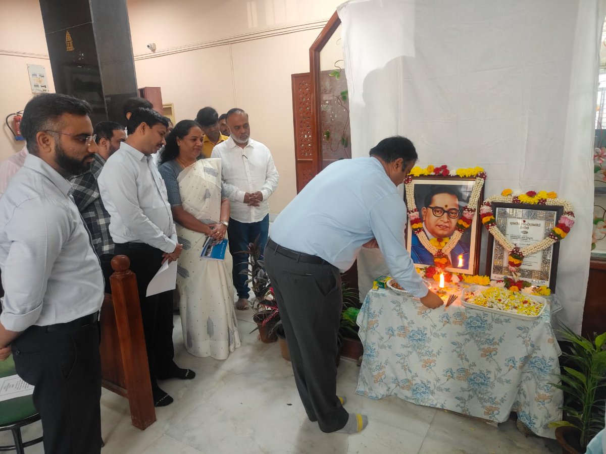 GBA_office's tweet image. ಬೆಂಗಳೂರು ಪಶ್ಚಿಮ ನಗರ ಪಾಲಿಕೆಯ ಕಛೇರಿಯಲ್ಲಿ ಸಂವಿಧಾನ ದಿನಾಚರಣೆಯ ಅಂಗವಾಗಿ ಸಂವಿಧಾನ ಶಿಲ್ಪಿ ಡಾ. ಬಿ.ಆರ್.ಅಂಬೇಡ್ಕರ್ ಅವರ ಭಾವಚಿತ್ರಕ್ಕೆ  ಆಯುಕ್ತರಾದ ಡಾ.ರಾಜೇಂದ್ರ ಕೆ.ವಿ ರವರು ಪುಷ್ಪನಮನ ಸಲ್ಲಿಸಿ ಸಂವಿಧಾನ ಪೀಠಿಕೆಯನ್ನು ಬೋಧಿಸಿದರು.

ಈ ವೇಳೆ ಅಪರ ಆಯುಕ್ತರು(ಅಭಿವೃದ್ಧಿ) ದಿಗ್ವಿಜಯ್ ಬೊಡ್ಕೆ,