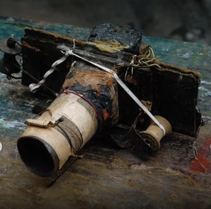 Miroslav Tichý wandered his Czech hometown for decades, dressed in rags, snapping blurry photos of women.. with cameras he built from cardboard and junk. (src: art_storefronts) #cinepobre #PhotographyIsArt