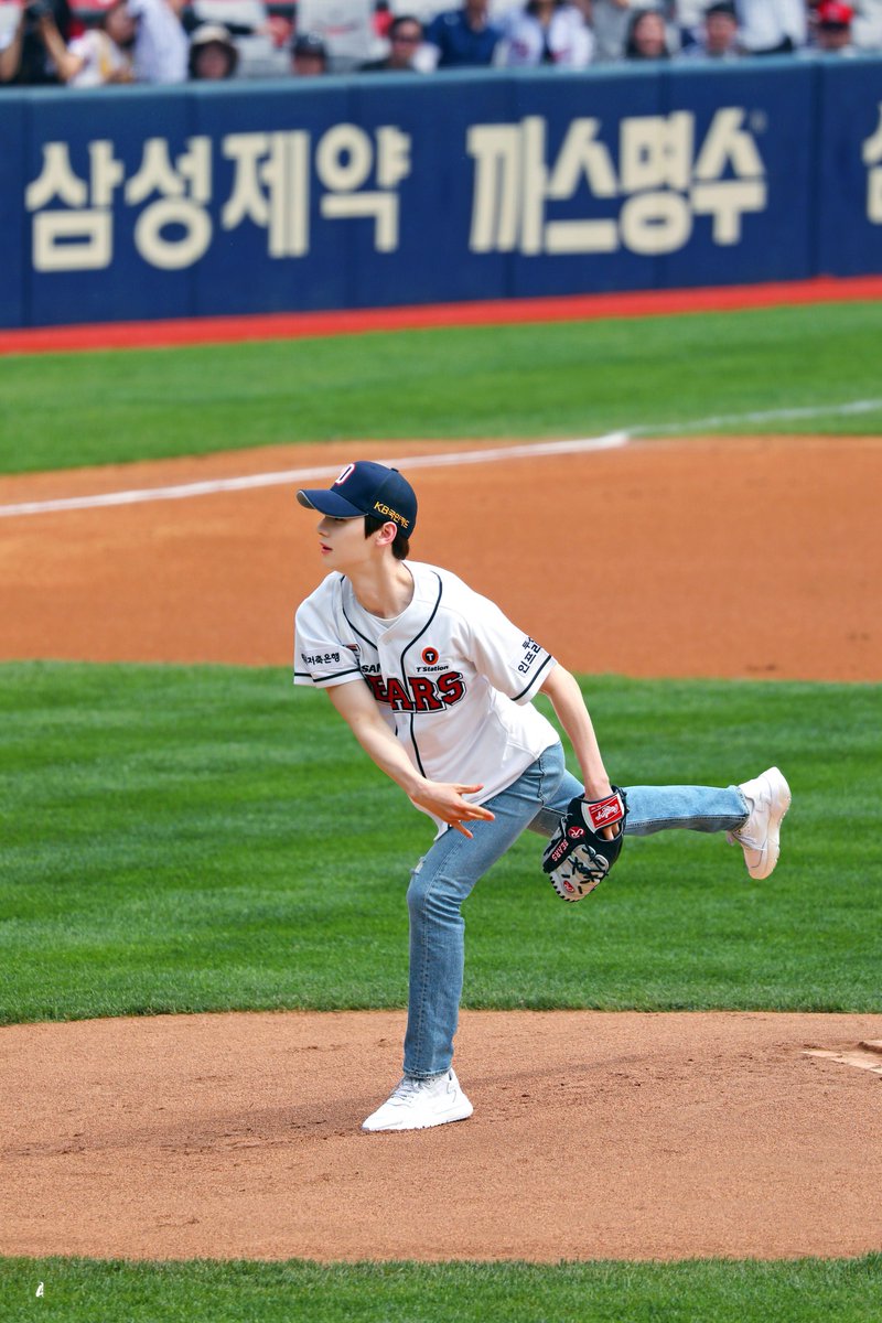 O9O8_'s tweet image. 민현 시구 또 보고싶어요 진짜루