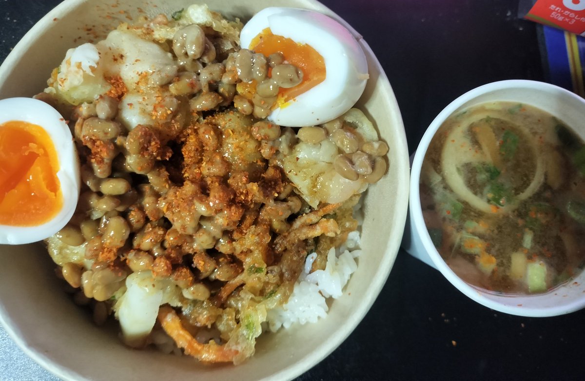 i_am_licca's tweet image. りか丼完成
かきあげ、納豆、ゆでたまご2個、味噌汁、もちろん七味
タンパク質約25g
#りかクッキング #健康増進 #飯テロ #りか飯