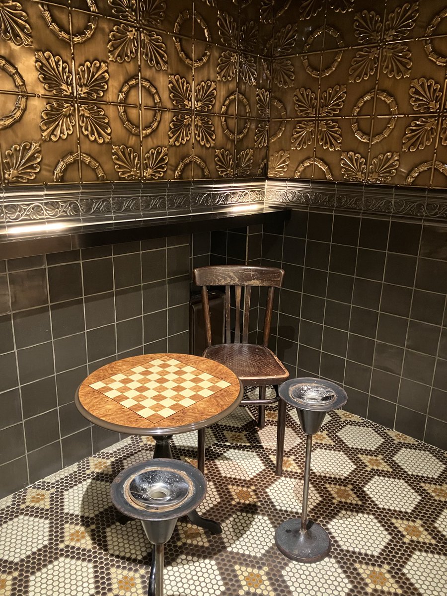 Blue_fragrant's tweet image. 武蔵野館「落下の王国」
まだパンフレット入荷無し💧
喫煙所がやたらとお洒落　笑