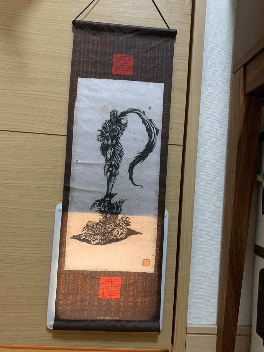 仕事場のドア。
忍殺掛け軸からニャンコがエントリーできるようにした。