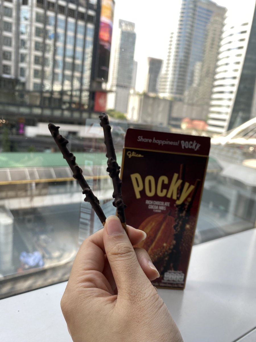 nissaraiii's tweet image. ตำตามน้องขุนมาแล้วค้าบบบ
ขอตัวไปฟินกับ PockyRichChocolate ก่อนงับบ

#KHUNPOL #Pocky 
#PockyRichChocolate
#BUSbecauseofyouishine