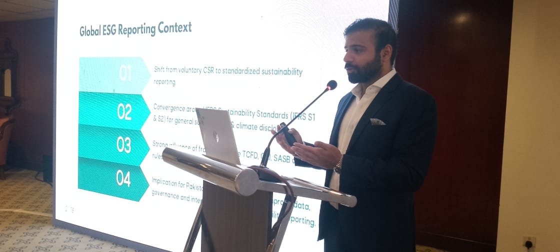 TIPakistan1's tweet image. Mr. Mekael Malik. Founder, Climate Finance Pakistan delivering a presentation on ESG Reporting Landscape in Pakistan

#BusinessIntegrityToolkit