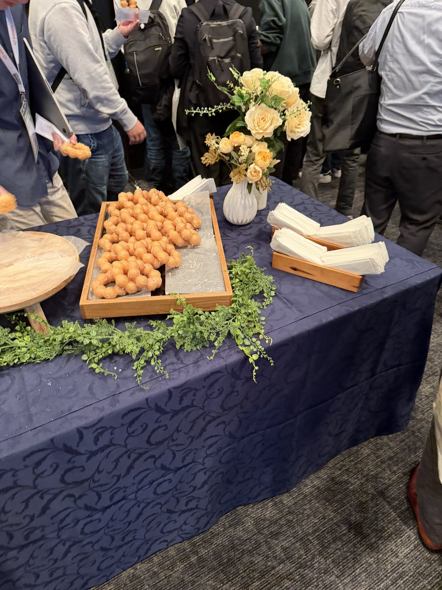 kazuyukimiyake's tweet image. ドーナツがデプロイされて ZEN のブースも大盛り上がりです！
 #GitHubUniverseRecap
