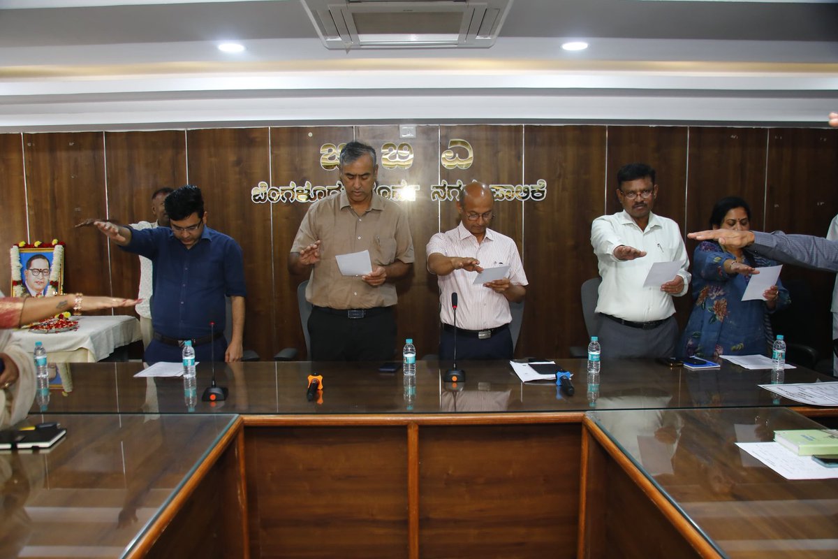 ಬೆಂಗಳೂರು ಪೂರ್ವ ನಗರ ಪಾಲಿಕೆಯ ಕಛೇರಿಯಲ್ಲಿ ಸಂವಿಧಾನ ದಿನಾಚರಣೆಯ ಅಂಗವಾಗಿ ಸಂವಿಧಾನ ಶಿಲ್ಪಿ ಡಾ. ಬಿ.ಆರ್.ಅಂಬೇಡ್ಕರ್ ಅವರ ಭಾವಚಿತ್ರಕ್ಕೆ  ಮುಖ್ಯ ಆಯುಕ್ತರಾದ ಮಹೇಶ್ವರ್ ರಾವ್ ರವರು ಪುಷ್ಪನಮನ ಸಲ್ಲಿಸಿ ಸಂವಿಧಾನ ಪೀಠಿಕೆಯನ್ನು ಬೋಧಿಸಿದರು.

ಈ ವೇಳೆ ಪೂರ್ವ ನಗರ ಪಾಲಿಕೆ ಆಯುಕ್ತರಾದ ಡಿ.ಎಸ್.ರಮೇಶ್,