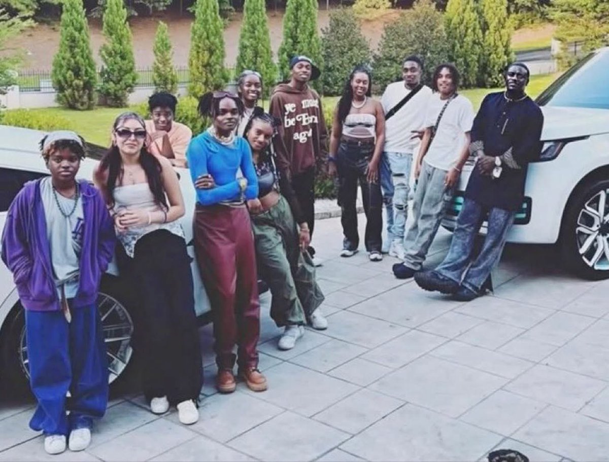 Akon with his 9 children 🖤
The same guy who sang 'Lonely' 🤦🏽‍♂️🤣