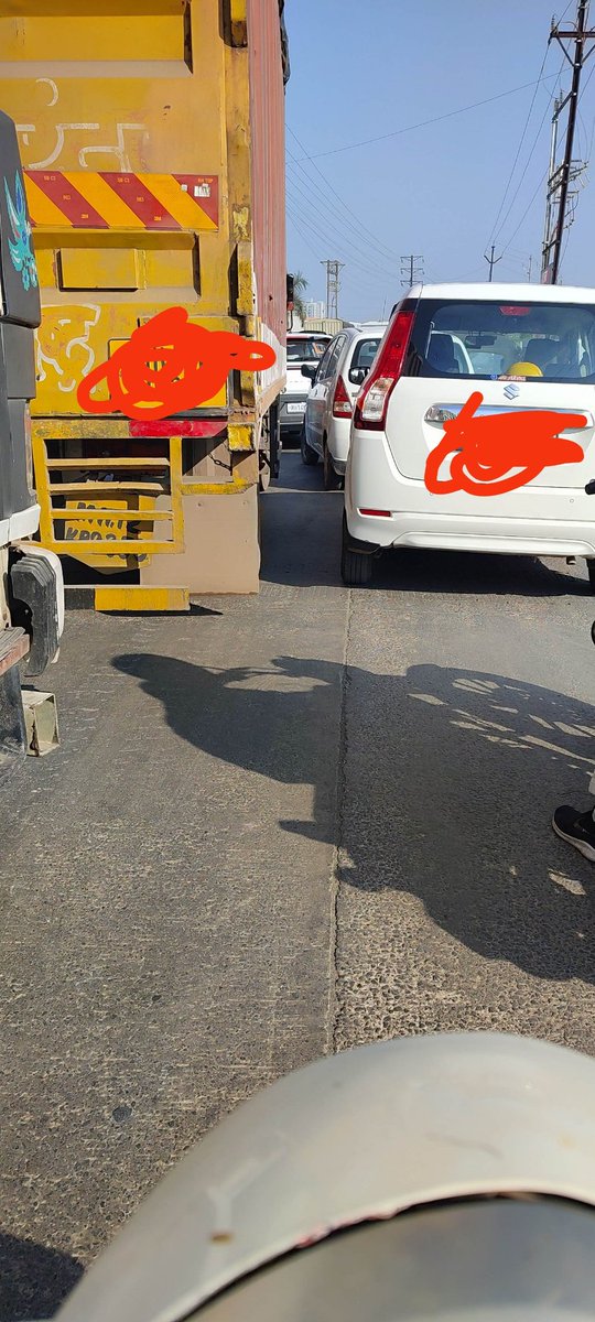 LocalSawal's tweet photo. @PCcityPolice 
Only you can teach discipline to this kind of drivers https://t.co/ASH6eRwcL6