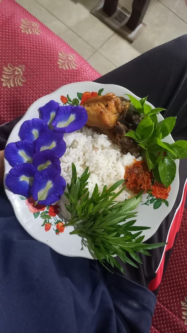 FOOD_FESS's tweet photo. Raw food siang ini: daun kenikir, kemangi, dan bunga telang. Proteinnya ayam sama rempela goreng, gak lupa sambal bawangnya juga guis ehehehe 🤤🤤🤤
Makan siangmu apa gaes? https://t.co/Xx8PmD2Aty