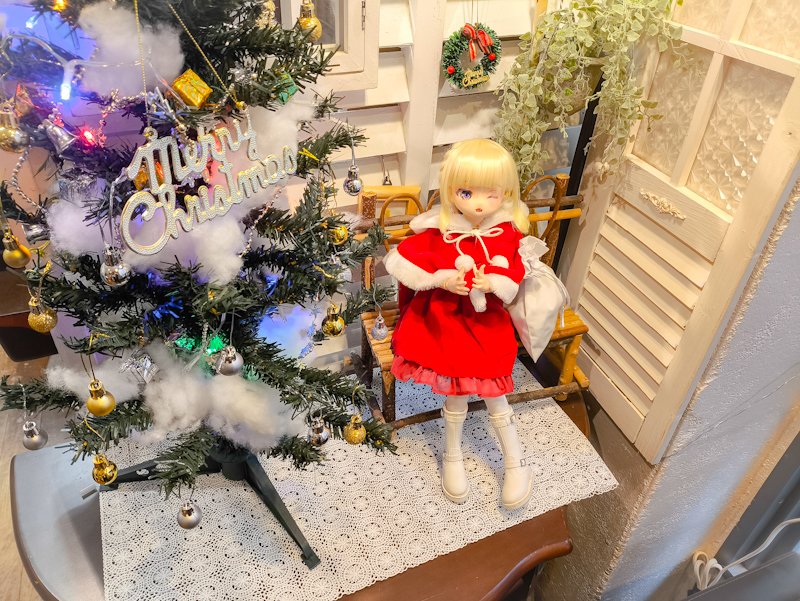 こんにちは！ラピです( ܸ ⩌⩊⩌ ܸ )オタク向け美容室ロップイヤーは今日も元気に営業しております。本日から入口がクリスマス仕様となっております。ドール撮影はもちろん！ぬいぐるみ等の撮影も大歓迎ですので良ければ遊びに来てくださいね(❁ᴗ͈ˬᴗ͈)