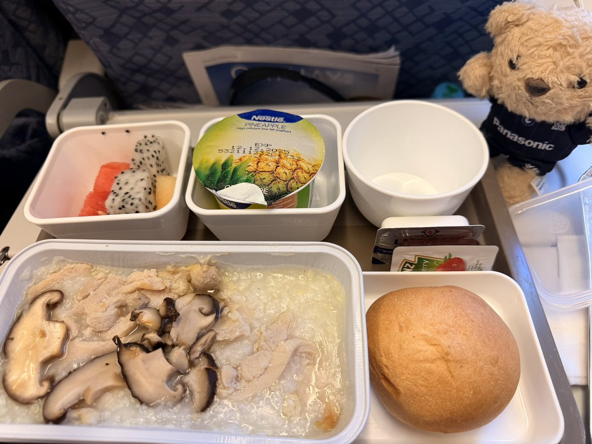 gangantakerun's tweet image. 離陸は記憶になく、お楽しみの機内食食べて、映画見てたら到着🛬
初香港、安全に楽しんで、お土産は無事故と勝ち点3で✨

#ガンバサポ香港遠征
#ACL2