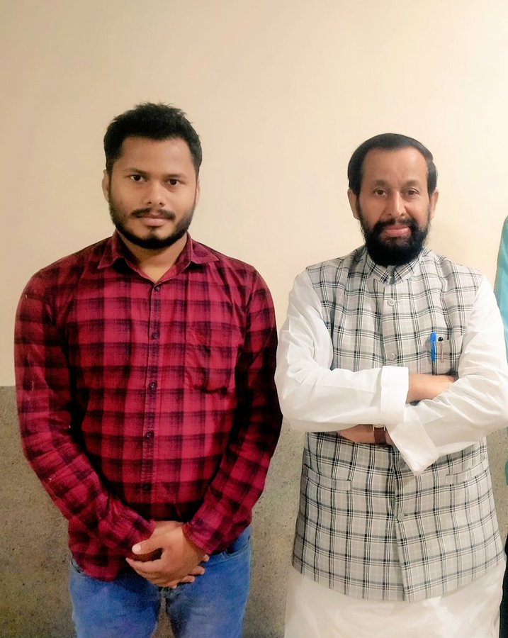 ydvSatishGolu's tweet image. भारत सरकार के पूर्व कैबिनेट मंत्री, झंझारपुर लोकसभा क्षेत्र के पूर्व सांसद,आदरणीय अभिभावक श्री  देवेंद्र प्रसाद यादव
जी को जन्मदिन की अशेष बधाई व अनंत शुभकामनाएं। मै ईश्वर से आपके 
उत्तम स्वास्थ्य व दीर्घायु जीवन की  मंगल कामना करता हूं।🎂🎉🎁🙏 @DevendraYadavMP