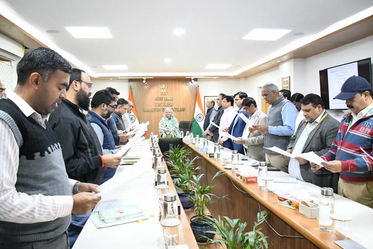 TexMinIndia's tweet image. Indian Constitution Day was celebrated today at the Ministry of Textiles with the Preamble reading led by Secretary (Textiles), with collective participation of all officials.

#ConstitutionDay #SamvidhanDiwas