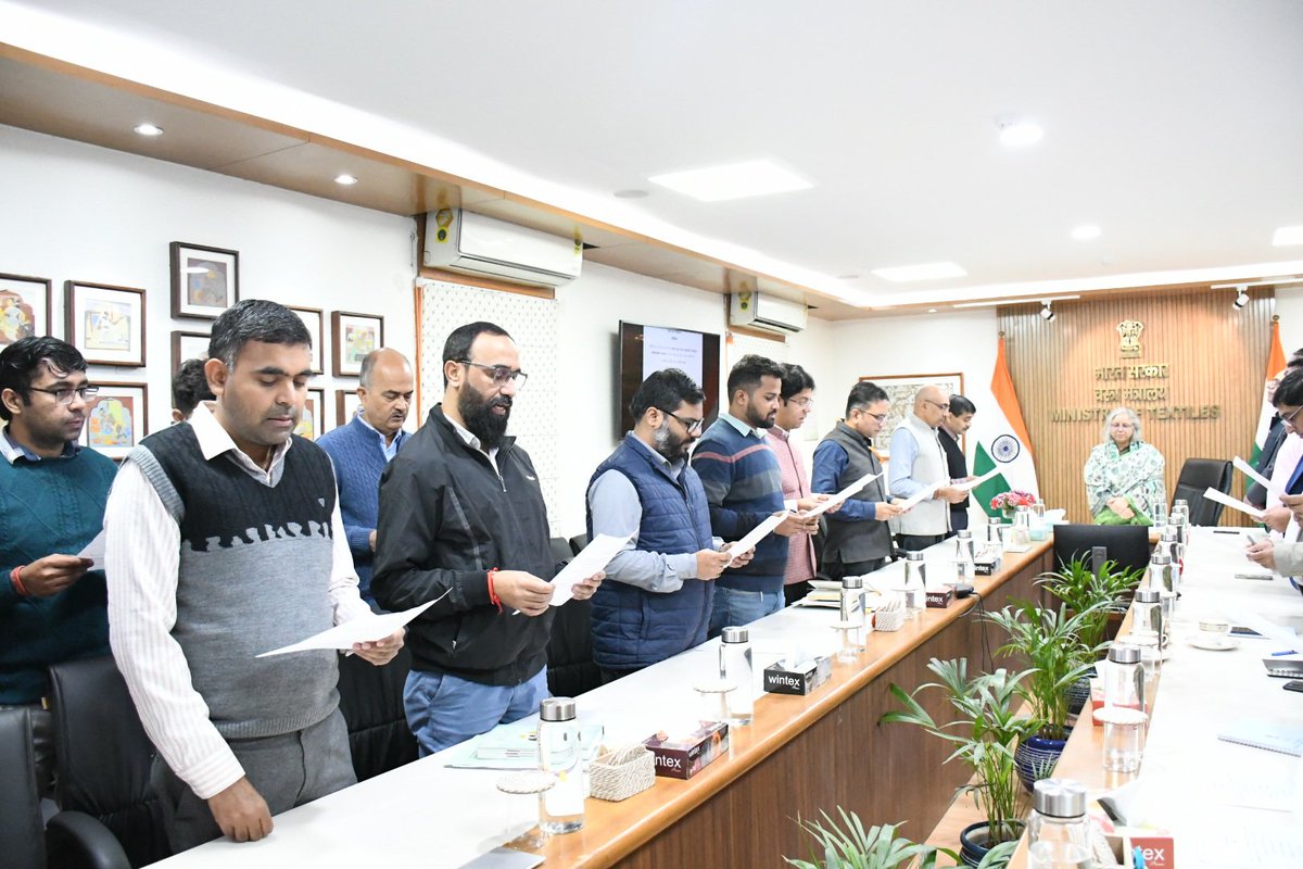 TexMinIndia's tweet image. Indian Constitution Day was celebrated today at the Ministry of Textiles with the Preamble reading led by Secretary (Textiles), with collective participation of all officials.

#ConstitutionDay #SamvidhanDiwas