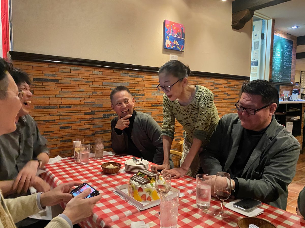 KamadaJunya's tweet image. ADC賞のお祝いをしていただきました！

大善さんありがとうございます！
最高のケーキ！（もちろんきのとやでした）

#東京ADC #TOKYOADC #ADC #ADC賞 #ggg #銀座グラフィックギャラリー #JAGDA #日本グラフィックデザイン協会 #JAGDAデザイン会議 #GraphicDesignNow #ブランディング #受賞 #デザイン…