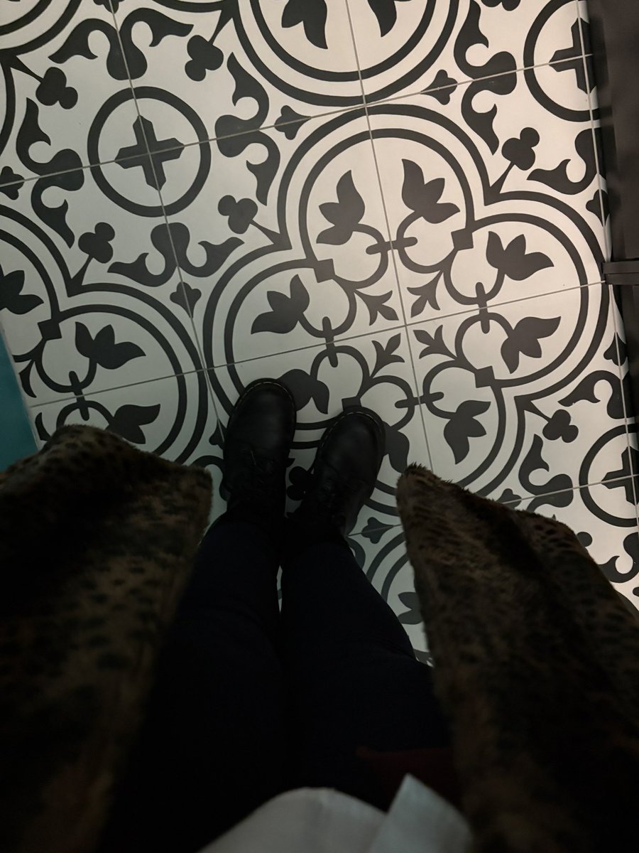 ArtoisLibra's tweet image. #workinglady #dressedforsuccess Schlicht zur Schicht - erwarte heute eine Stiefellieferung, bin schon neugierig!
Vormittags muss ich den Kollegen vertreten &amp;amp; dann kommt sich noch ein neuer Mittelaltherr bei mir vorstellen. 
Will früh Schluss machen und stemmen gehen, mal sehen!