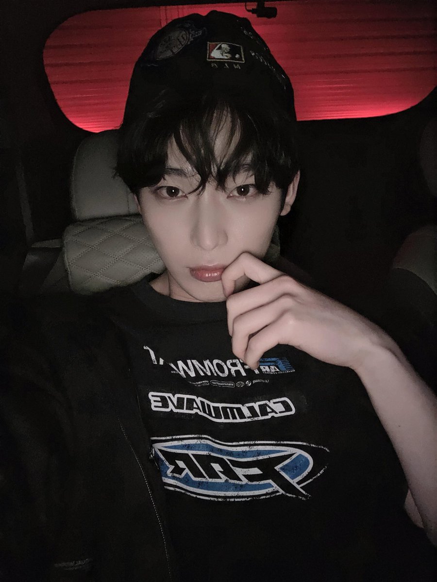 i love this genre of sunoo selcas it’s so cuntyemocore
