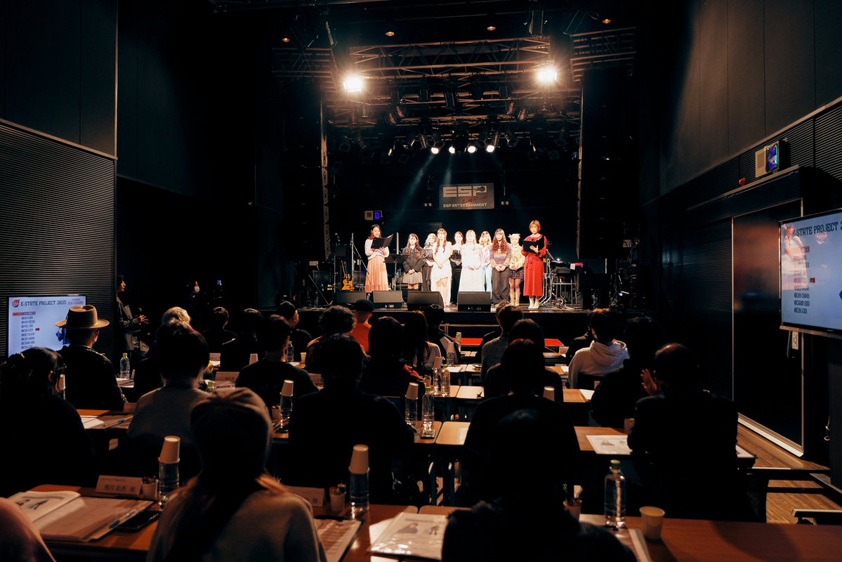 esp_osaka's tweet image. 大阪校最大級のプレゼンテーションイベント
E-STATE PROJECTが開催されました🎀🪄

ヴォーカル部門では講師バンドをバックに、約25名の業界関係者様の前でパフォーマンスを披露しました！
それぞれの個性が感じられるステージになりました💍₊˚✧