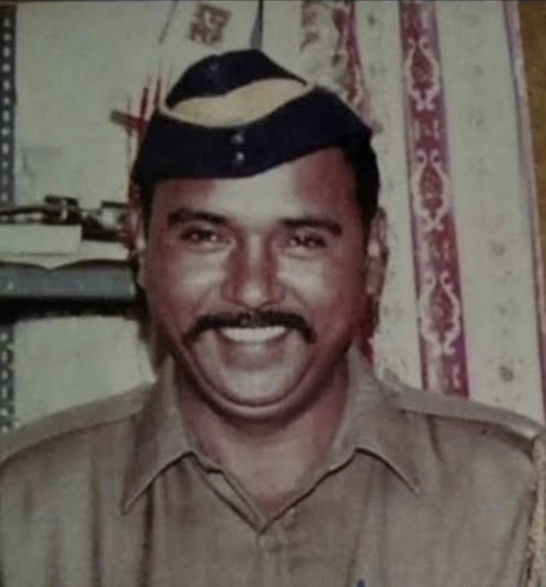 VGK_India's tweet image. Never forget 26/11 heroes 🇮🇳
Army Signals veteran ASI Tukaram Omble , Ashok Chakra captured terrorist Kasab alive with bare hands &amp;amp; raw courage. Sacrificed life for justice. Jai Hind ! #MumbaiTerrorAttack