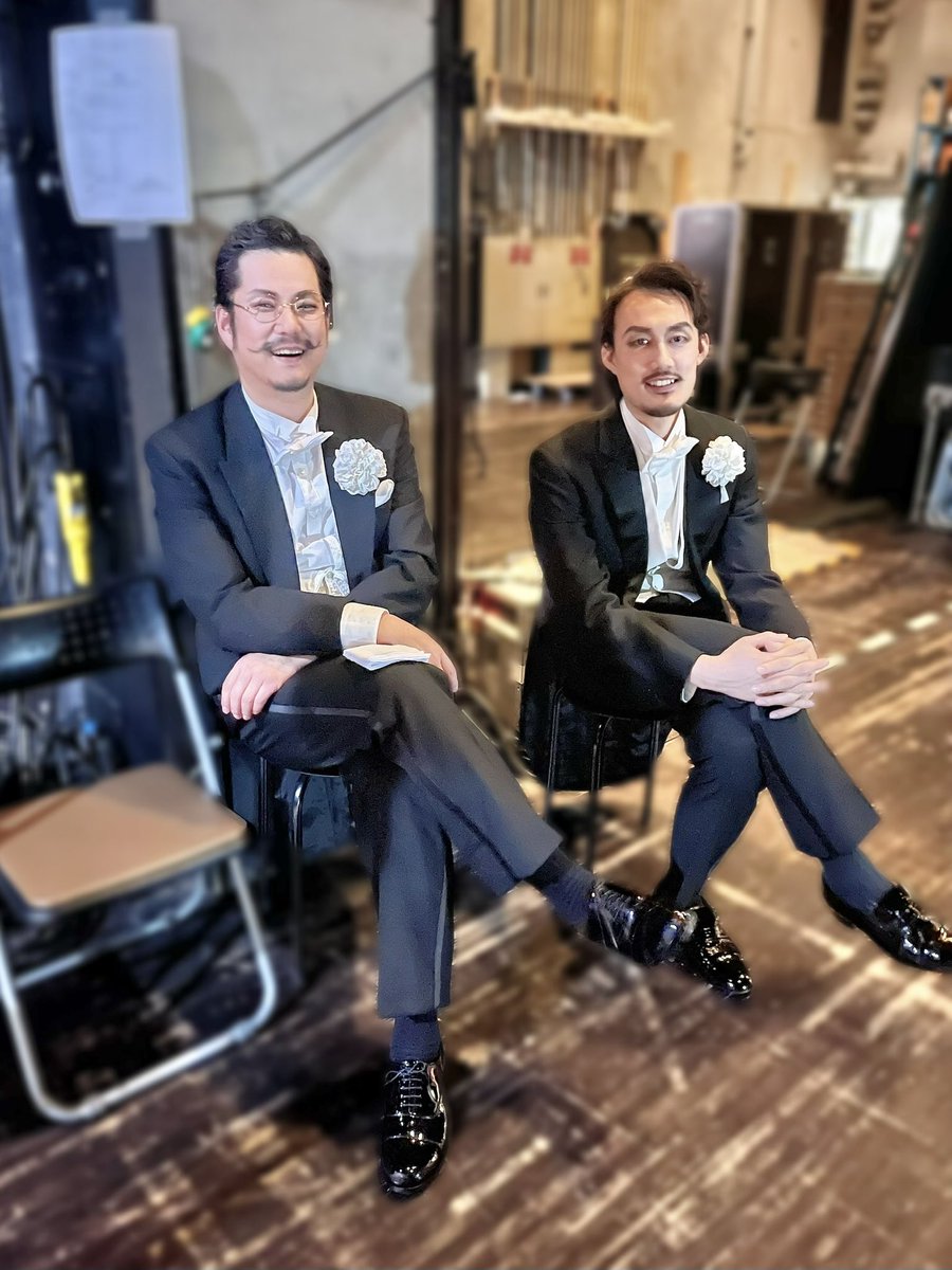 #東京二期会 『こうもり』ゲネプロが行われ、明日はいよいよ開幕🥂✨

舞台裏では笑顔のアイゼンシュタインとファルケ😊ロザリンデとアルフレードも仲良がよさそう💓あれ？オルロフスキーはドレス姿？🙄アデーレの頭にはメイドの名残り…🥟

さて舞台上でどうなるのか⁉️ぜひ確かめにいらしてください！