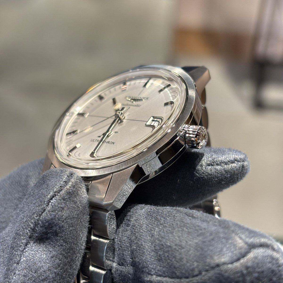 Threecbp's tweet image. 【LONGINES】
ULTRA-CHRON CLASSIC 37mm

36,000振動のハイビートウォッチ

磁場から影響を受けにくいシリコン製のヒゲゼンマイを備えた独自のキャリバーを搭載し、クロノメーター認定を取得！

伝統的なデザインと現代の技術が融合したエレガントなドレスウォッチです⌚️

是非、店頭でご覧ください☺️
