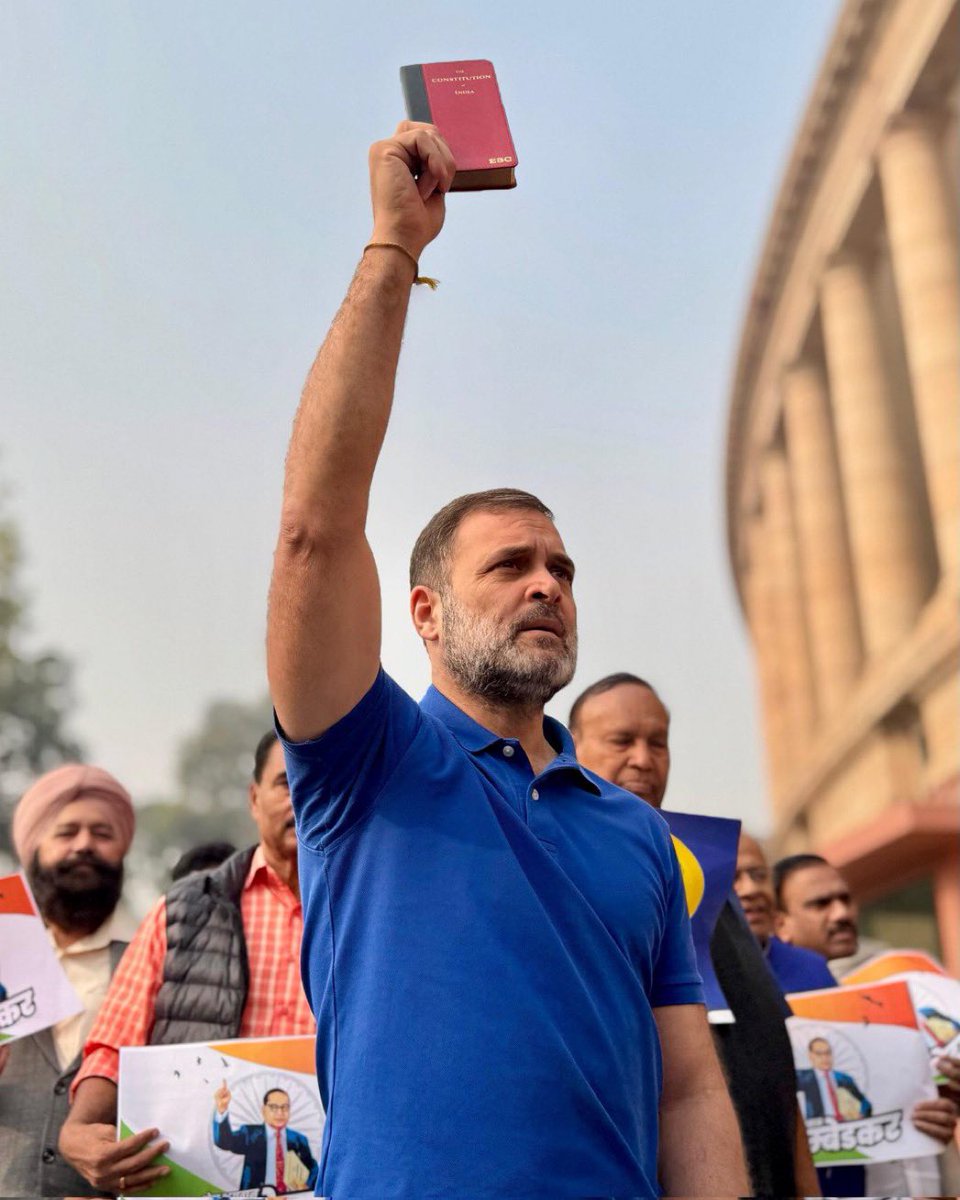 भारत का संविधान 1,44,000 शब्द नहीं

बल्कि इस देश की जीती जागती सामूहिक चेतना है

हमारी नैतिक, सामाजिक और राजनैतिक धुरी है 

हमारा संविधान हर भारतीय को एक बराबर हक देता है

हमारा संविधान हाशिए पर पड़े लोगों की ताक़त है

<a href="/RahulGandhi/">Rahul Gandhi</a> ने संविधान हाथ में उठा कर एक नई क्रांति का