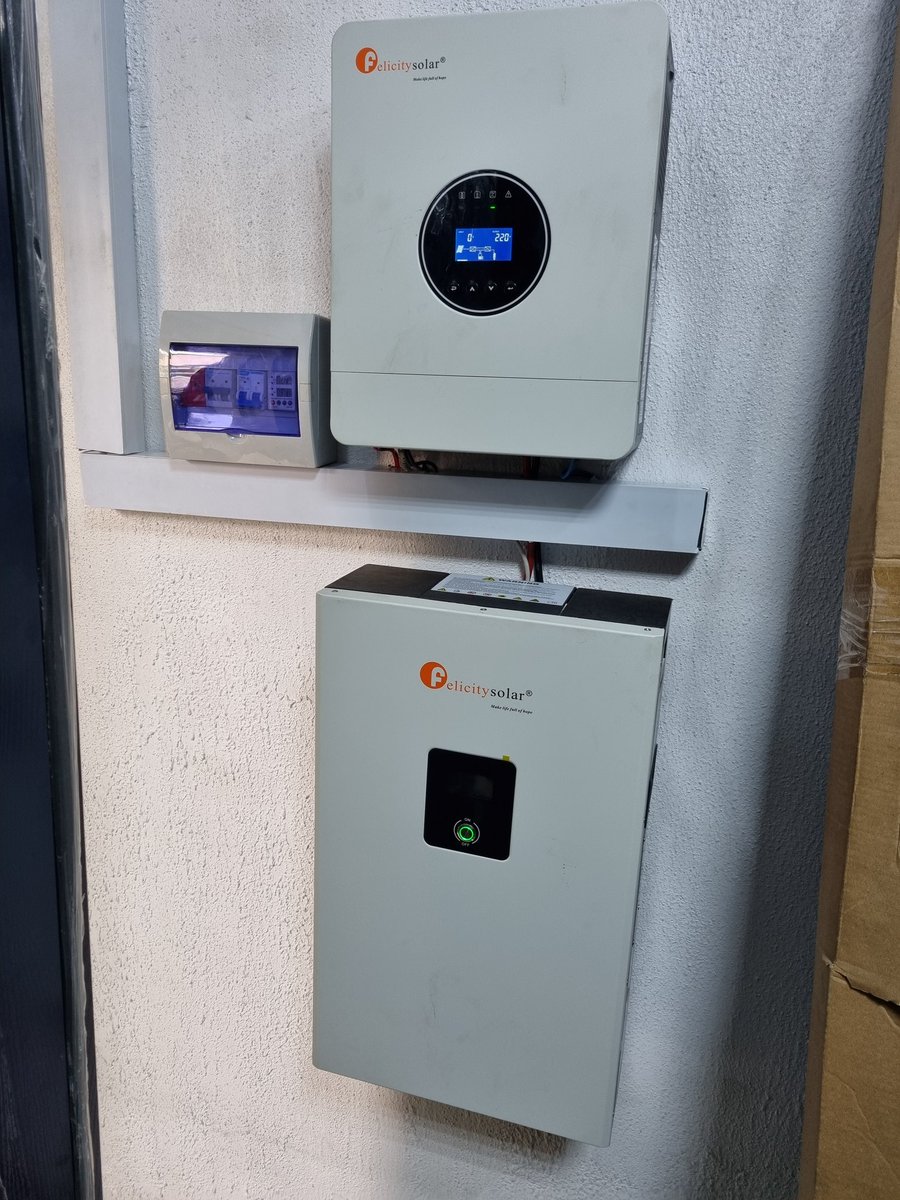 NwangwuVictor1's tweet photo. 6kva felicity hybrid inverter ivem series.
5kwh lithium-ion battery.
8 panels of 580watts.
Installed in a shop at oduade Market lagos for 1 a.c of 1hp, lighting points, and power points by SOLARSCRIPT TECHNOLOGIES team. #solarpowerng https://t.co/cWjMwSq2QH