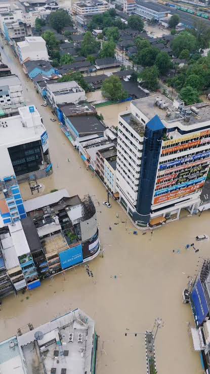 SEEUNEXTWAVE's tweet photo. @elonmusk @elonmusk @Starlink  
Dear Mr. Elon Musk,  
With deepest respect, I humbly ask your kind help for Thailand.  
Hat Yai is drowning — nearly 2 million people cut off, no signal.  
Even 20 Starlink terminals would save thousands of lives.  
Please, Sir. Thank you.  
🇹🇭 #HatYaiFlood https://t.co/E397KcTJZE