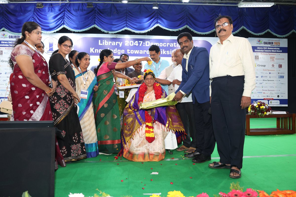 INFLIBNET's tweet image. We are delighted to share glimpses of Hon&apos;ble Director, @INFLIBNET  Centre Prof. Devika P Madalli&apos;s traditional felicitation at SVU, Tirupati. A wonderful recognition! ✨
#INFLIBNET #SVU #Tirupati #ProfDevikaPMadalli #Felicitation