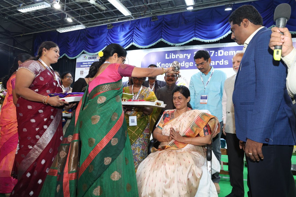 INFLIBNET's tweet image. We are delighted to share glimpses of Hon&apos;ble Director, @INFLIBNET  Centre Prof. Devika P Madalli&apos;s traditional felicitation at SVU, Tirupati. A wonderful recognition! ✨
#INFLIBNET #SVU #Tirupati #ProfDevikaPMadalli #Felicitation