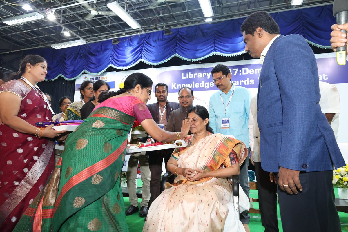 INFLIBNET's tweet image. We are delighted to share glimpses of Hon&apos;ble Director, @INFLIBNET  Centre Prof. Devika P Madalli&apos;s traditional felicitation at SVU, Tirupati. A wonderful recognition! ✨
#INFLIBNET #SVU #Tirupati #ProfDevikaPMadalli #Felicitation