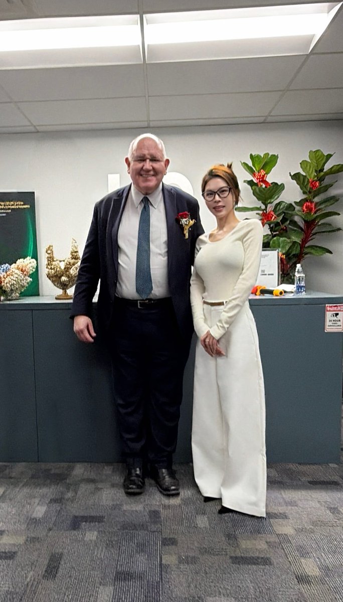 ExaeonTech's tweet image. Exaeon Technology Inc. COO Ms. Ping Zhou with Mayor Frank Scarpitti of Markham Ontario at Woodbine Connect Business EXPO, Nov. 21st, 2025.