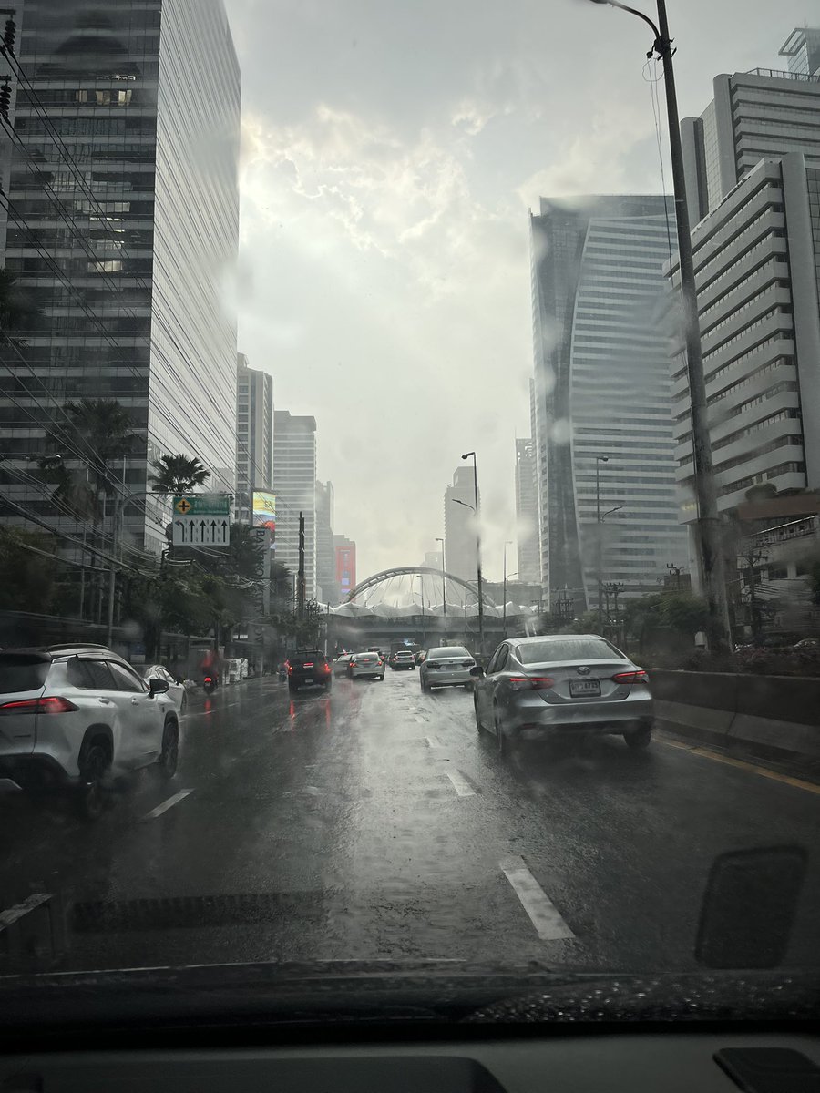 theresa_197O's tweet image. Photographers, show us some of your Black&amp;amp;White shots (can be anything) 📸

#Overcast
#drizzling