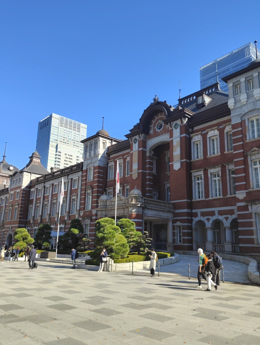 loki190loki's tweet image. 東京へお登りしてきた～

テレビ局の前を歩いてたらオバチャン軍団に『一緒に写真撮って下さい』と声掛け頂きましたが…私はただの通りすがりの会社員です🙇‍♀