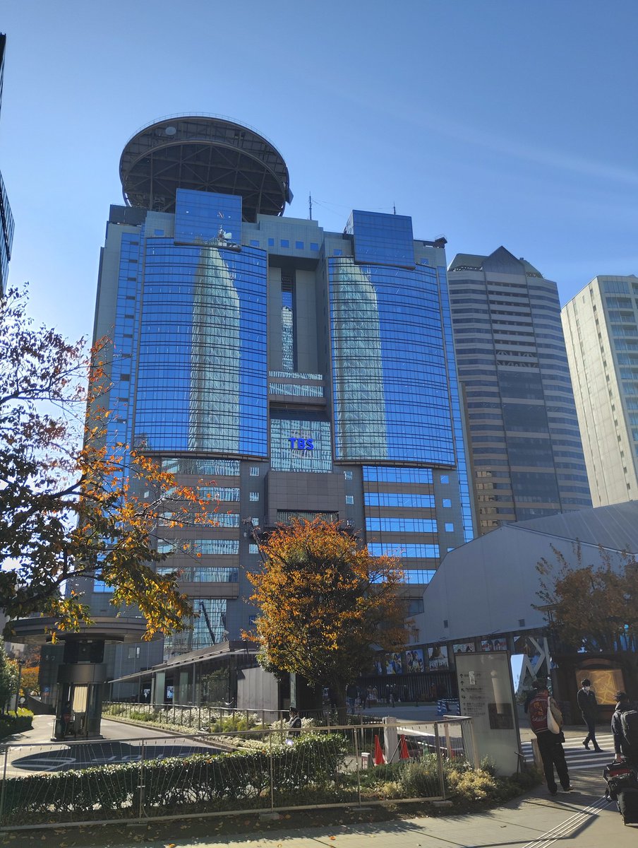 loki190loki's tweet image. 東京へお登りしてきた～

テレビ局の前を歩いてたらオバチャン軍団に『一緒に写真撮って下さい』と声掛け頂きましたが…私はただの通りすがりの会社員です🙇‍♀