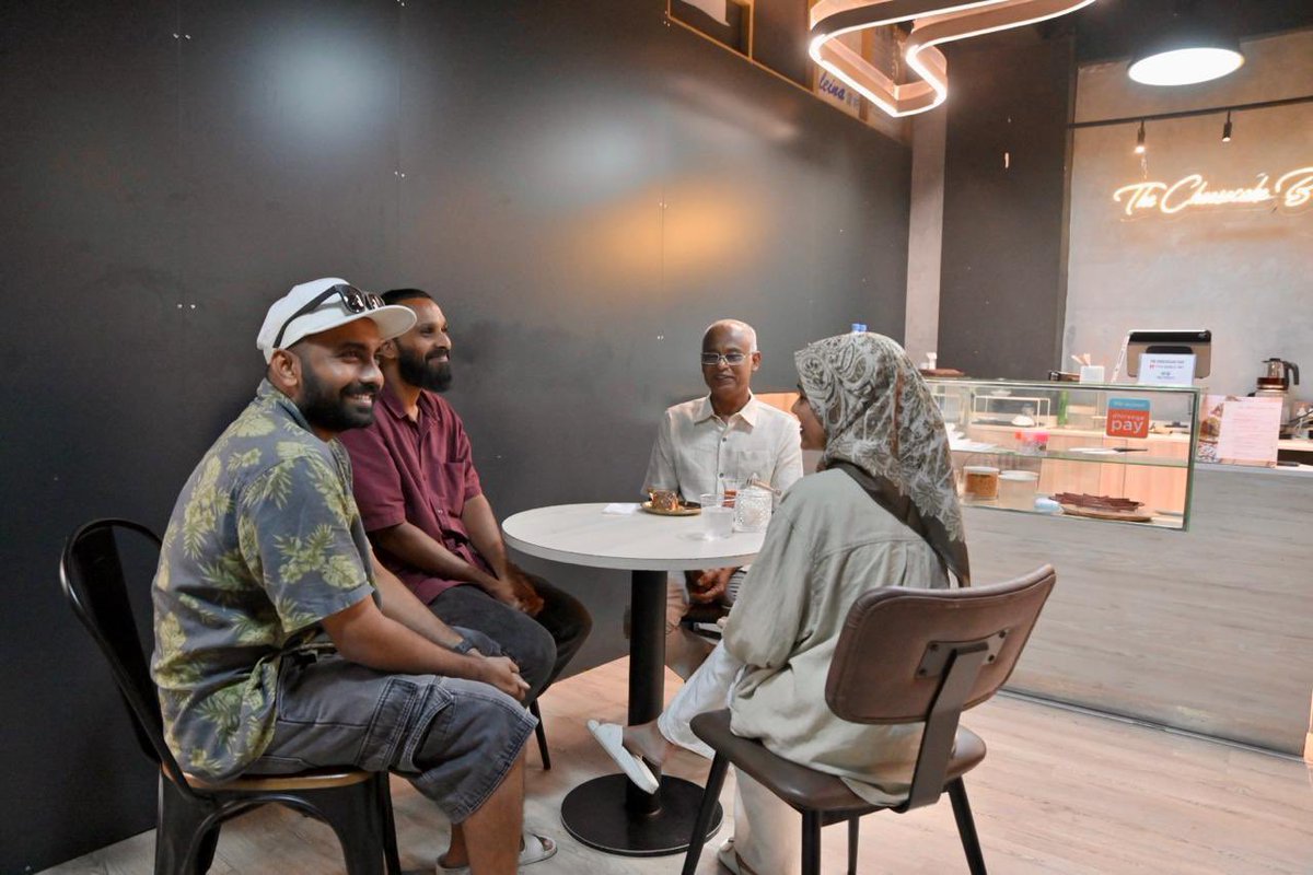 ”ކުރީ ސަރުކާރުން“ ކުދި ވިޔަފާރިތަކަށް، ޚާއްސަކޮށް ޒުވާނުންނަށް އަމާޒުކުށް އުފެއްދި އެސްއެމްއީ ހަބުގައި ހިންގާ ދަ ޗީޒްކޭކް ބާ އަށް ދަޢުވަތު ދިންކަމަށްޓަކައި އެތަން ހިންގާ ދެ ޒުވާނުން ކަމަށްވާ މުޙައްމަދު ފާރިޝް (<a href="/MaldiviaX/">Mohamed Farish</a> ) އާއި ހަނާން ފަޙުމީ އަށް ވަރަށް ބޮޑަށް ޝުކުރު ދަންނަވަން.